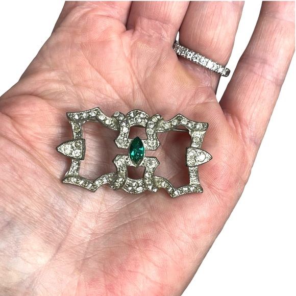 1930’s Art Deco Vintage Rhinestone and Faux Emerald Brooch - Picture 4 of 10